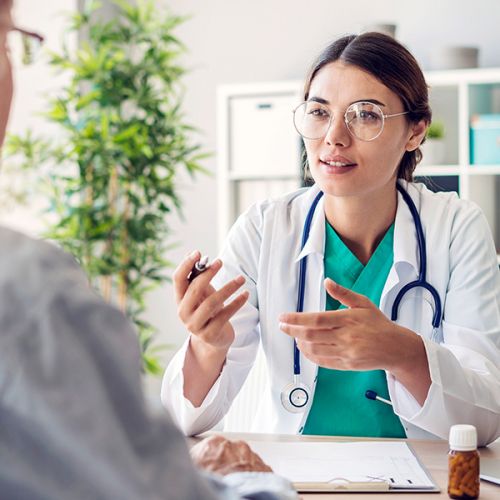 Eine Ärztin spricht mit einem Patienten